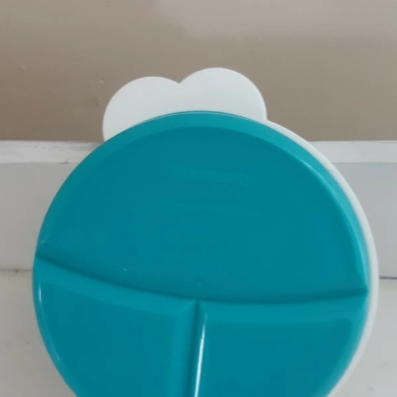 Tupperware lot of 4 used, Pitcher, condiment caddy, snacks tray - Picture 3 of 11